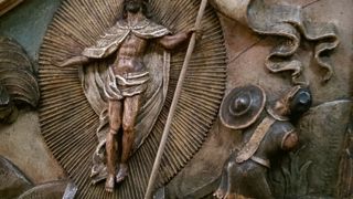 内陣を飾る彫刻がユニーク