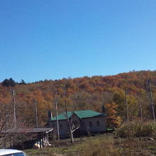 別荘地にあるコテージ周囲の景色。