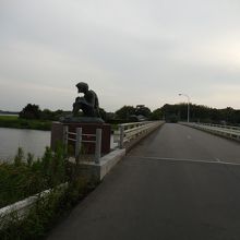 牛久沼と三日月橋の河童の像