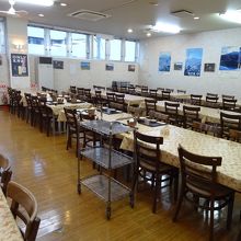 団体客にも利用しやすい、広々とした店内