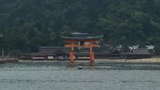 大鳥居を間近に見るならデッキ右側です。