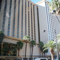 裏口です、正面の写真は取り損ねました。