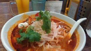 タイ料理の店でランチ　みなとみらい　ランドマークプラザ　みらい横丁