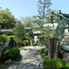 “島田の帯祭り”に因んだブロンズ像