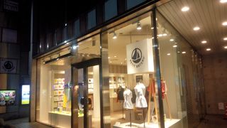 シンプルな子ども服のお店