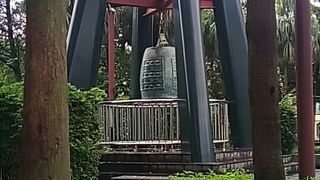 モニュメントに囲まれて