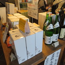 西条鶴が並んでいます