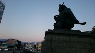 甲府駅の目の前。武田信玄公像。立派です。