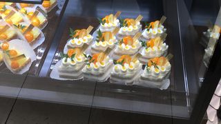ケーキと果物の旨さ
