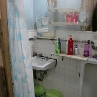 トイレとシャワーが同じブース　誰かが使用していると使えません