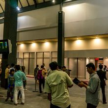 空港自体は小さいので人との待ち受けには迷わない。