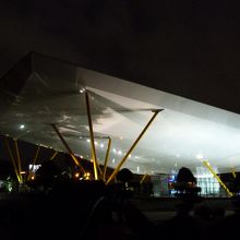 闇に浮かび上がる出入り口の大屋根