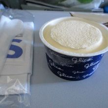 往路：2回目の機内食との間にバニラアイスクリームが！