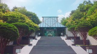 信楽の山奥にある、個性的な展示が並ぶ美術館です。