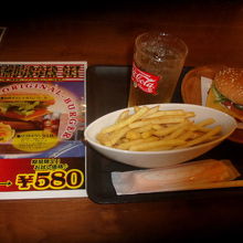 ３Fの軽食処で頂いたハンバーガーセット（580円）