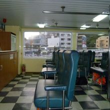 船内の座席はこんな感じです