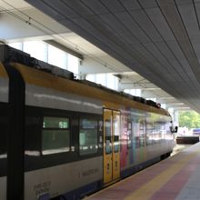 欧州らしくホームは低い