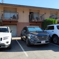 宿泊棟外観。１階の宿泊者用駐車場側のお部屋は避けましょう。