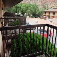 ベランダには目隠しが無く、お隣の人が出て来ると落ち着きません