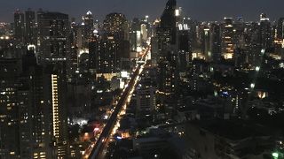 カジュアルな感じのルーフトップバーでした