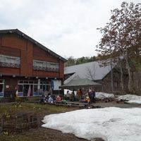 小屋の正面から