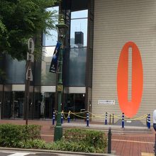 関内ホール入り口オブジェ