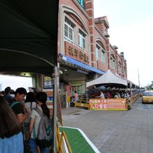 夕方はフェリーに乗車するのに列が出来てました