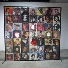 アルバムジャケットから顔を出して