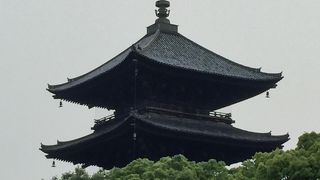 【世界文化遺産】1994年登録。古都京都の文化財を構成する東寺の五重塔です。実は日本一高い木造建築です。京都駅から歩いて行けます。