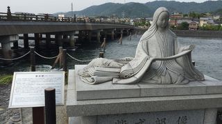 橋のたもとに紫式部像があります！