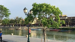 ゆっくり川沿いを散歩しては