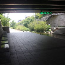 橋幅が結構広いので、日陰も広くて快適です