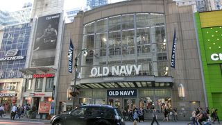 広大な店内にフルラインが揃う