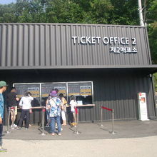 光明洞窟のチケット売り場。ツアー参加者は入場料免除です！