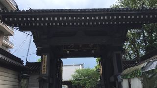 親鸞聖人像が山門脇にあり