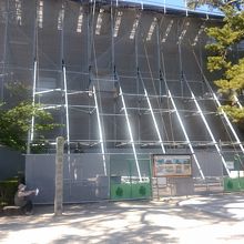 工事中の中門です