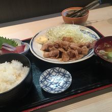 ランチ（豚生姜焼きといなだ刺）