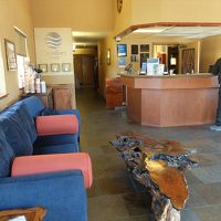 受付スタッフは私用電話をしていてなかなか出て来ませんでした