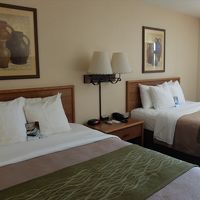 ベッド二つのクイーン・ルームの一部。