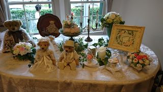 ウェディングをテーマに展示されていました