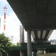 高速道路の真下で窮屈な感じです。（クルーズ船から撮影）