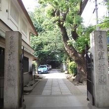 言問通りからやや入ったところに建つ山門