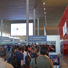 シャルルドゴール空港の搭乗口は大混雑！