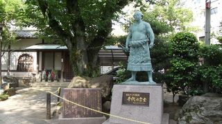 生前に建てられた雄姿を留める立像です