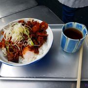 もんぜき通りのホルモン丼