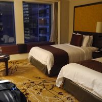 窓際はソファーのように座れます