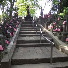 墓地出入口付近