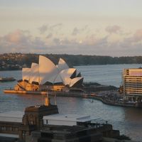 夕日でハーバーブリッジの影が映るオペラハウスが見えます