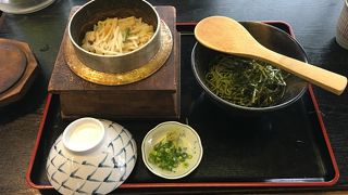 炊き立ての釜飯をハフハフと。