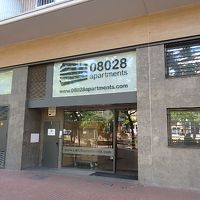 バルが一階にあって便利です。地下鉄もすぐ近くです。